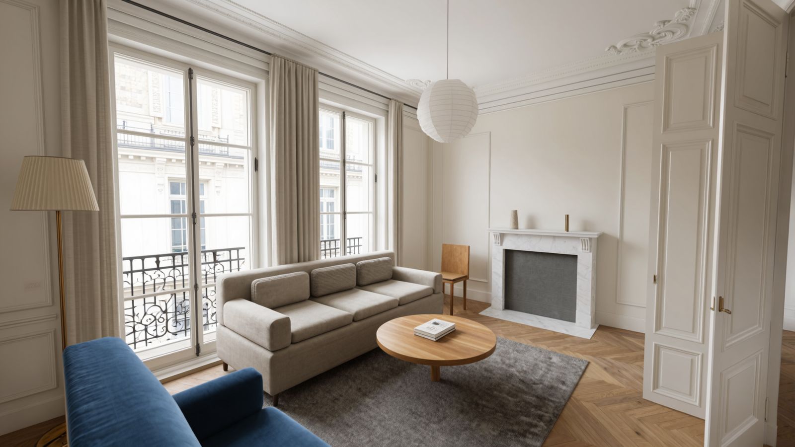 Le même salon après : murs clairs, tapis, canapé beige.